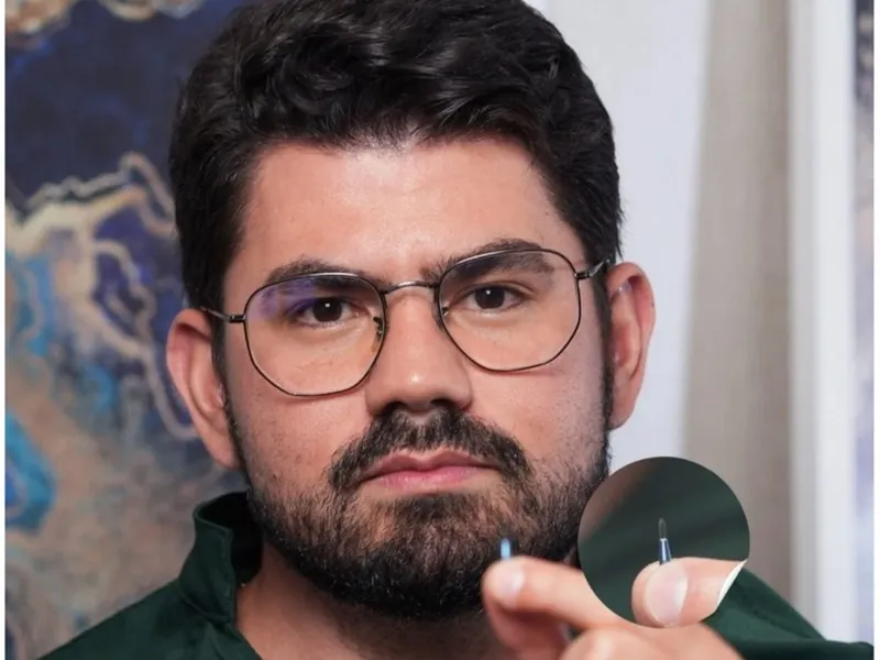 Dr. Iago com uma lâmina customizada