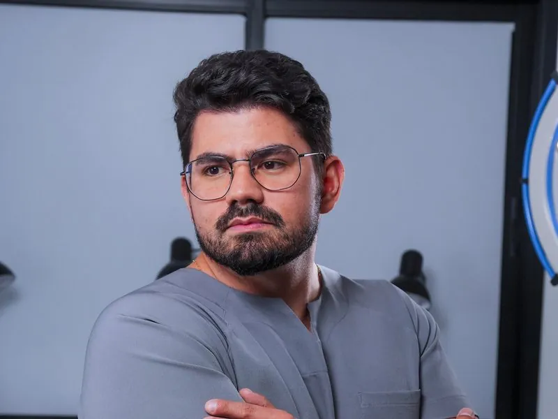 Dr. Iago Carega na clínica